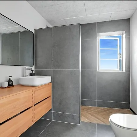 Newly Renovated Close To Downtown Esbjerg, With Garden Lejlighed *